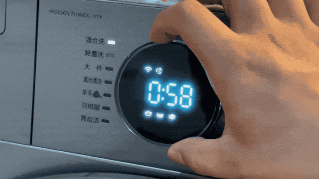 Sống hơn 30 năm tôi mới biết 6 cách dùng máy giặt cửa trước đúng chuẩn: Quần áo sạch hơn, không còn mùi và tiết kiệm điện nước rõ rệt - Ảnh 5.