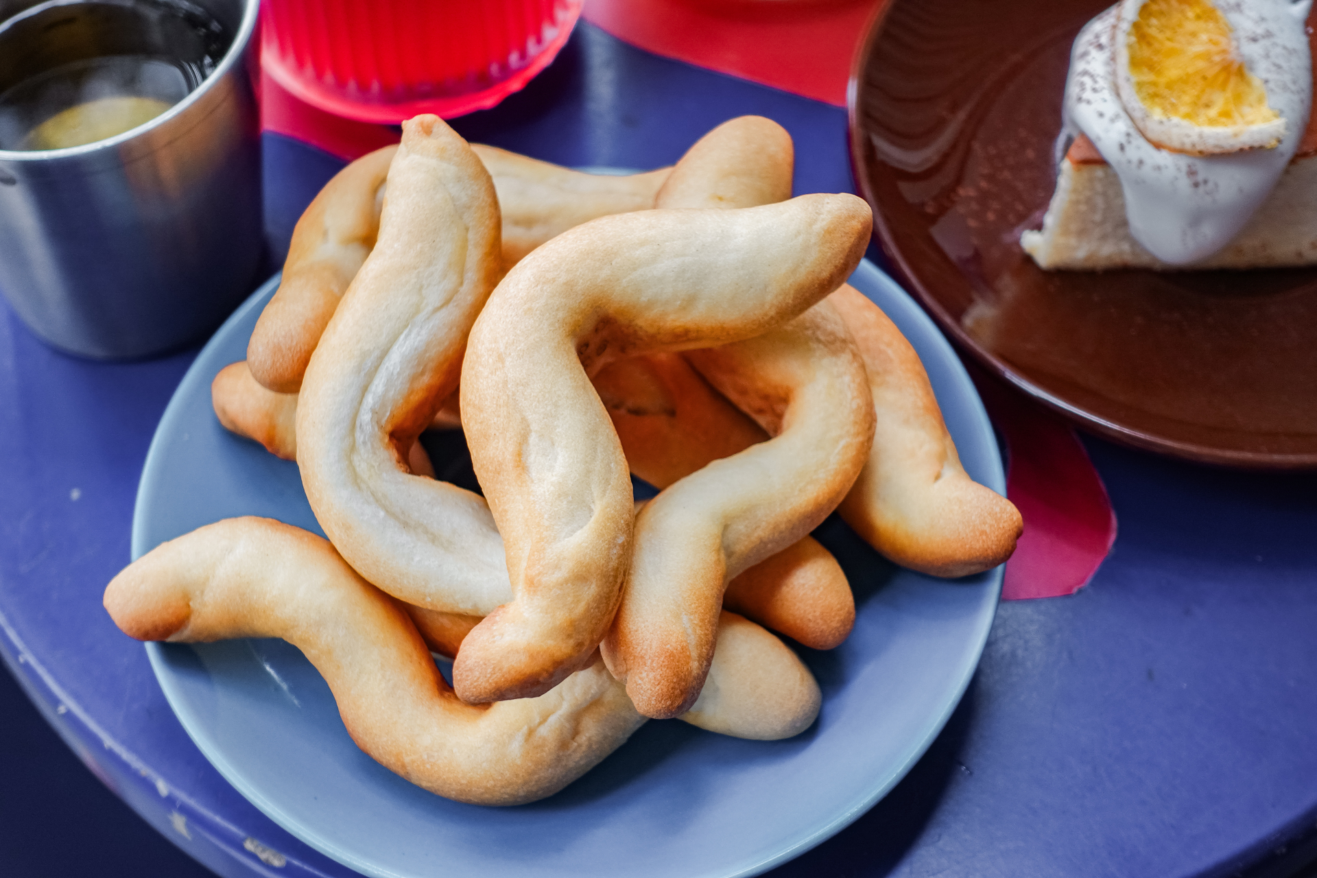 Khách xếp hàng như mua vàng, loại bánh mì "oằn tà là vằn" ở Hải Phòng có gì mà hot đến vậy?- Ảnh 2.