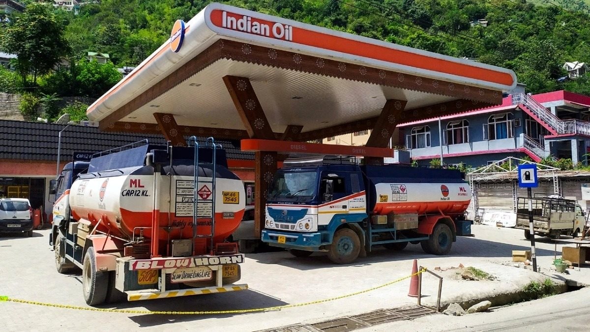 Giá xăng dầu toàn cầu biến động: Một quốc gia đã tìm thấy 'phao cứu sinh' - Ảnh 2.