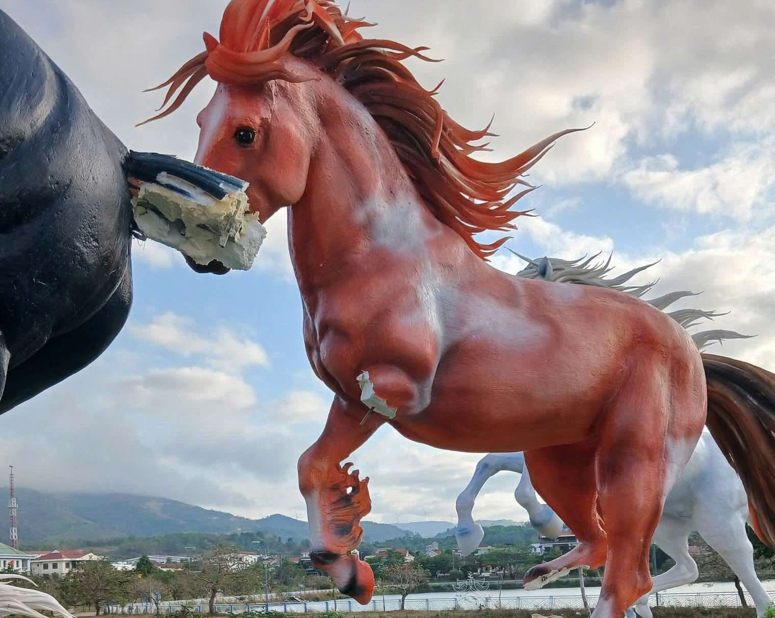 Hoàn cảnh của 2 cháu nhỏ đập phá mô hình "Mã đáo thành công" 400 triệu đồng, trưởng thôn tiết lộ bất ngờ - Ảnh 2.