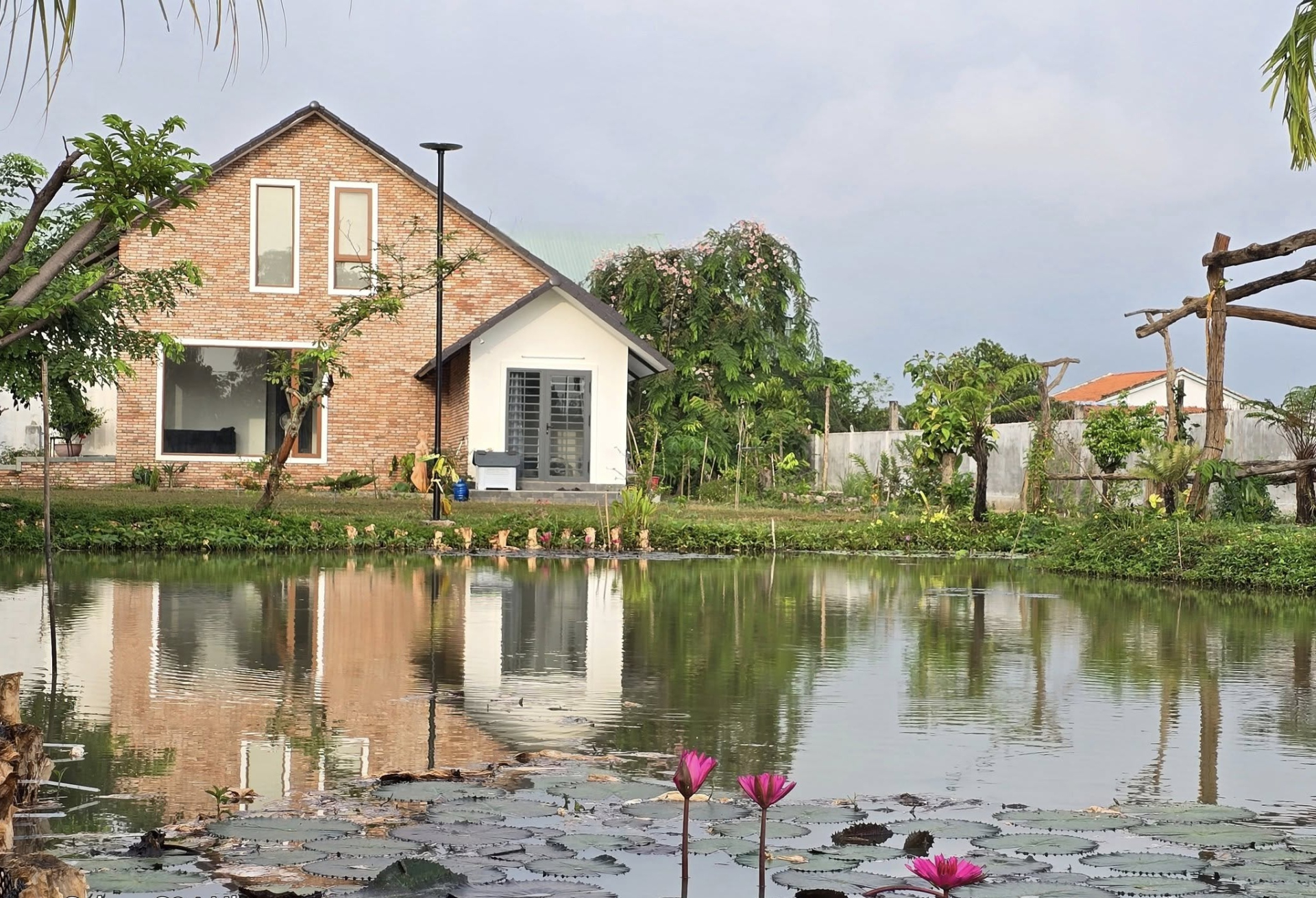 "Ông hoàng nhạc đỏ" nổi tiếng miền Nam: Mặn nồng bên vợ diễn viên, có cả nhà phố lẫn biệt thự 3000m2- Ảnh 8.