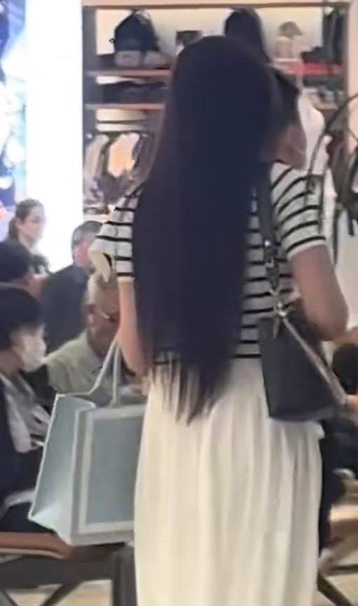 Vóc dáng Hoa hậu Đỗ Hà qua ảnh "team qua đường" giữa lúc vướng tin bầu bí - Ảnh 2.