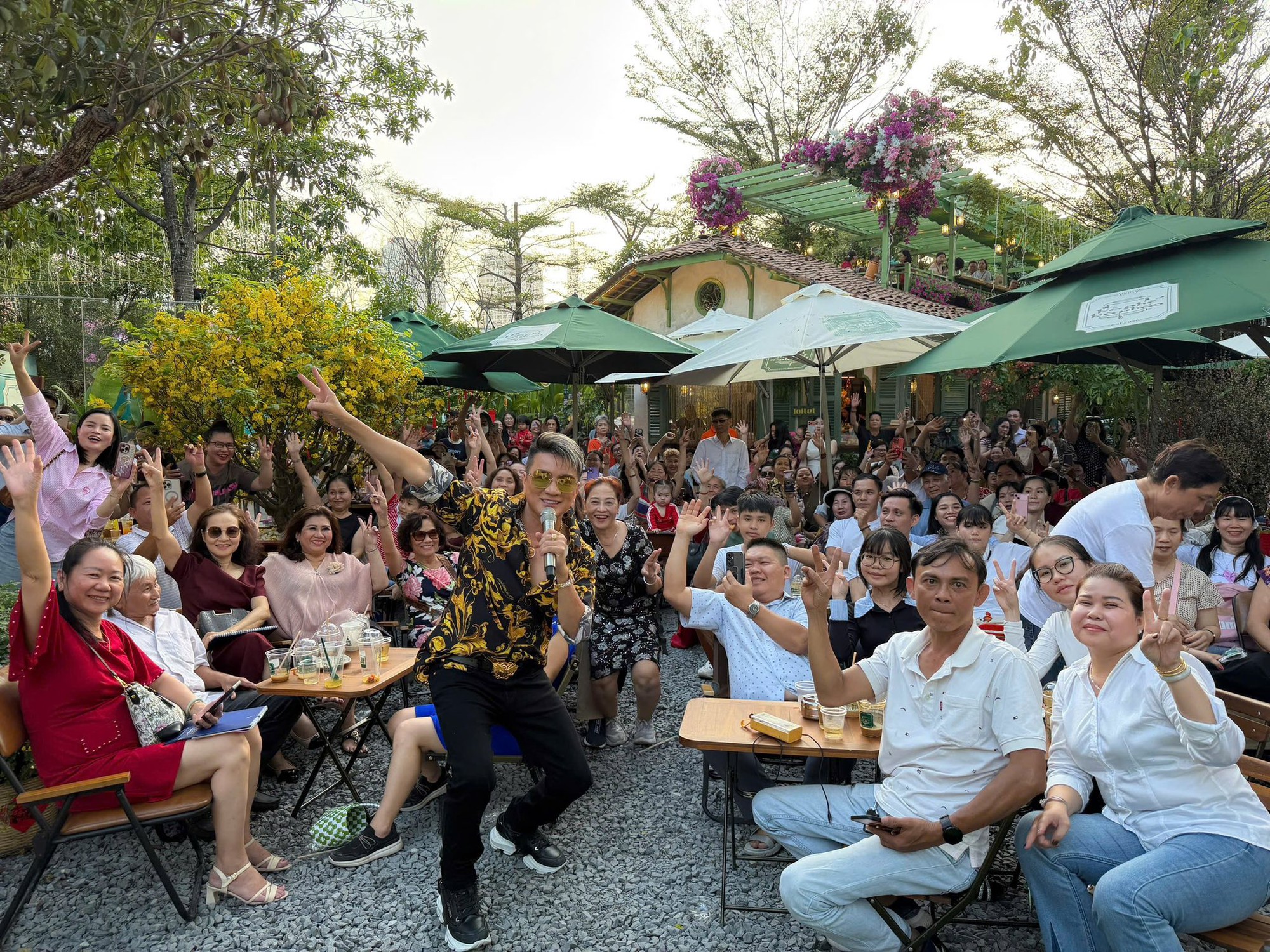 "Ông hoàng nhạc Việt" U60 đi bán cafe: Lên tiếng về thông tin quán ế khách phải đóng cửa, nghỉ hát - Ảnh 1.