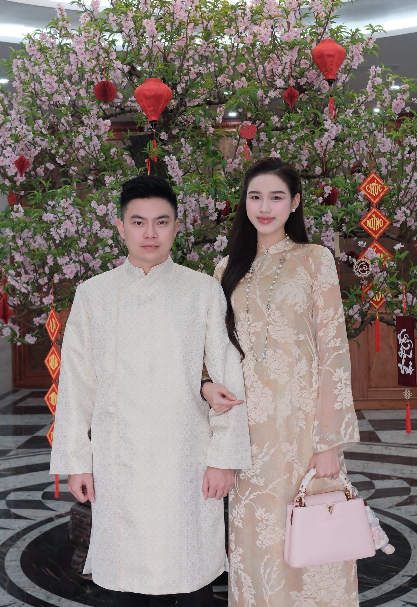 Vóc dáng Hoa hậu Đỗ Hà qua ảnh "team qua đường" giữa lúc vướng tin bầu bí - Ảnh 4.