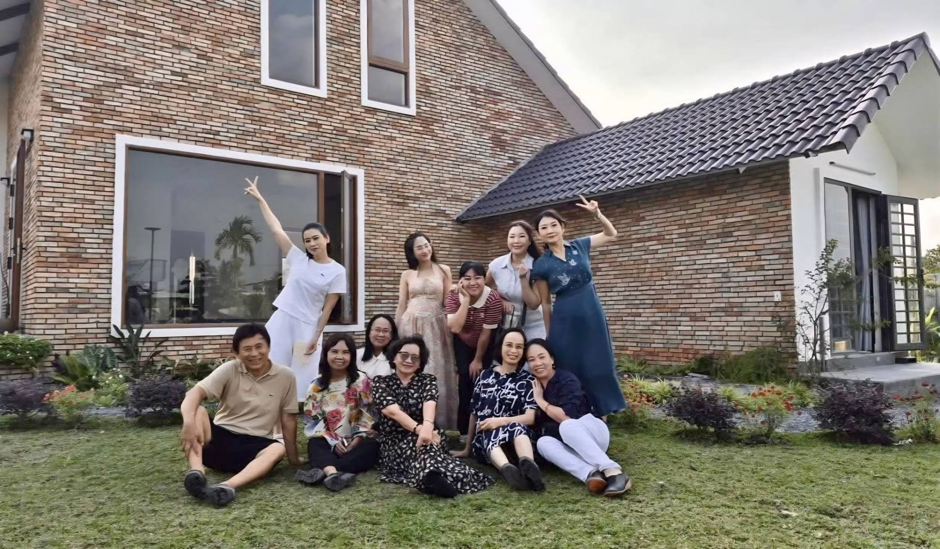 "Ông hoàng nhạc đỏ" nổi tiếng miền Nam: Mặn nồng bên vợ diễn viên, có cả nhà phố lẫn biệt thự 3000m2- Ảnh 9.