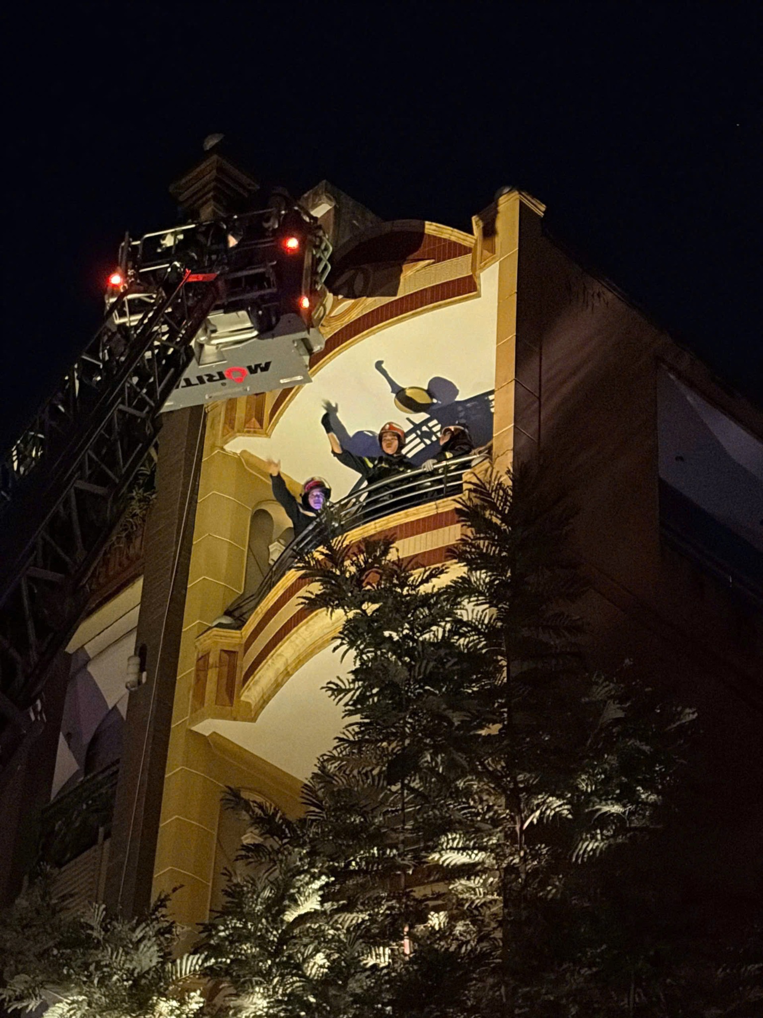 Hiện trường đám cháy khiến 2 vợ chồng cùng 3 con nhỏ mắc kẹt bên trong lúc nửa đêm- Ảnh 2.