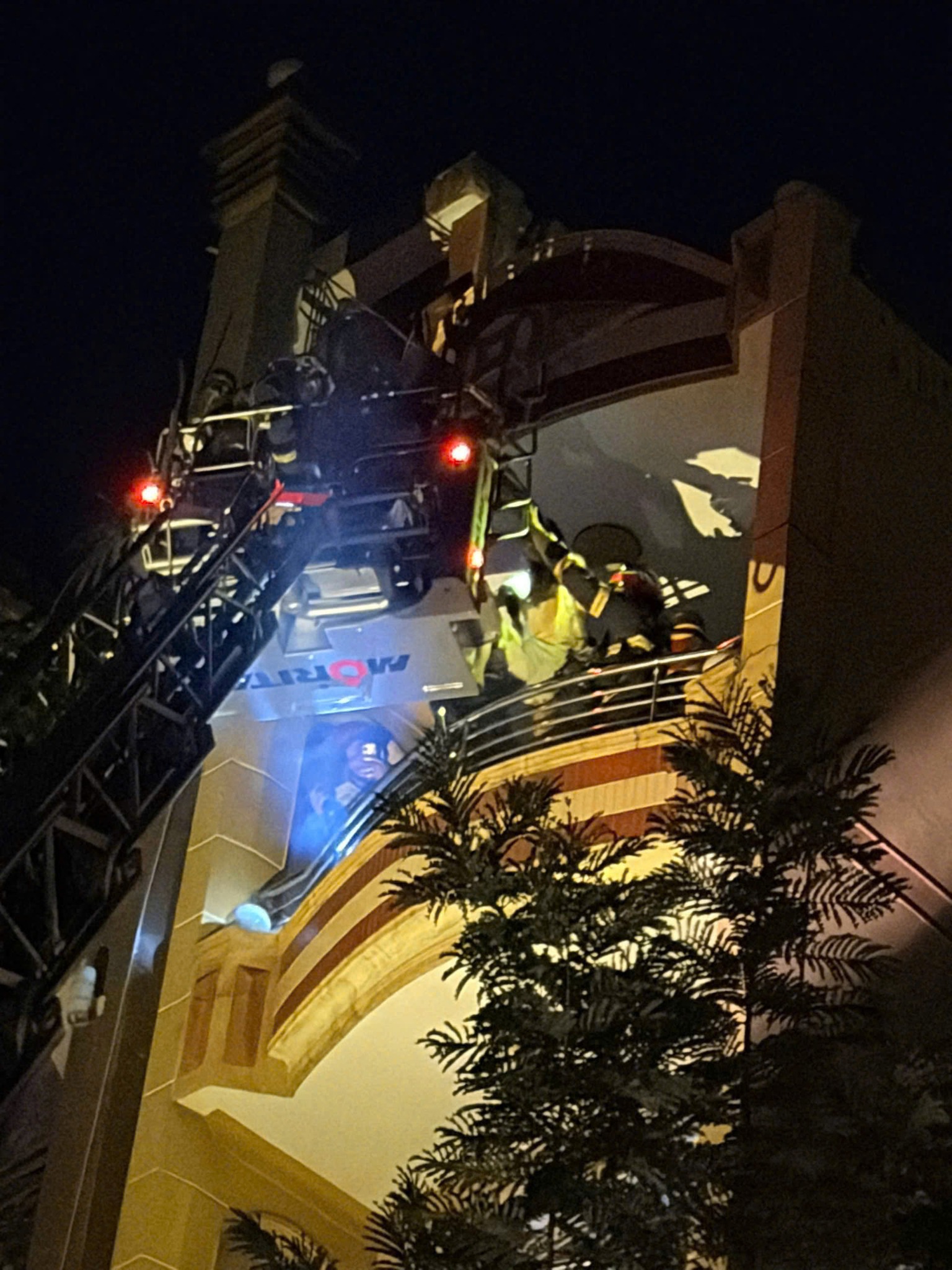 Hiện trường đám cháy khiến 2 vợ chồng cùng 3 con nhỏ mắc kẹt bên trong lúc nửa đêm- Ảnh 4.