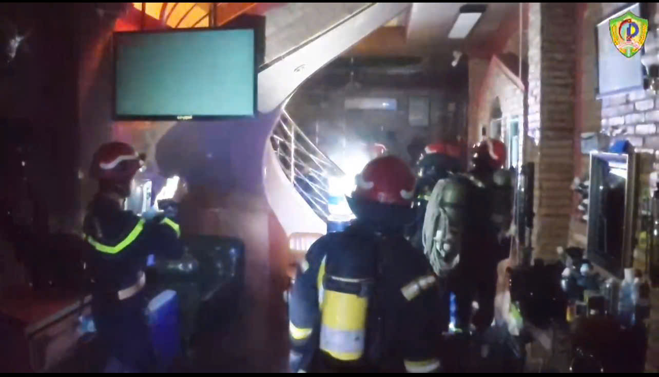 Hiện trường đám cháy khiến 2 vợ chồng cùng 3 con nhỏ mắc kẹt bên trong lúc nửa đêm- Ảnh 1.