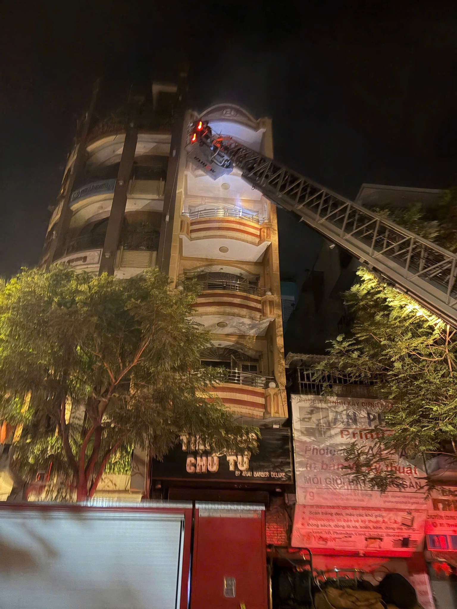 Hiện trường đám cháy khiến 2 vợ chồng cùng 3 con nhỏ mắc kẹt bên trong lúc nửa đêm- Ảnh 3.