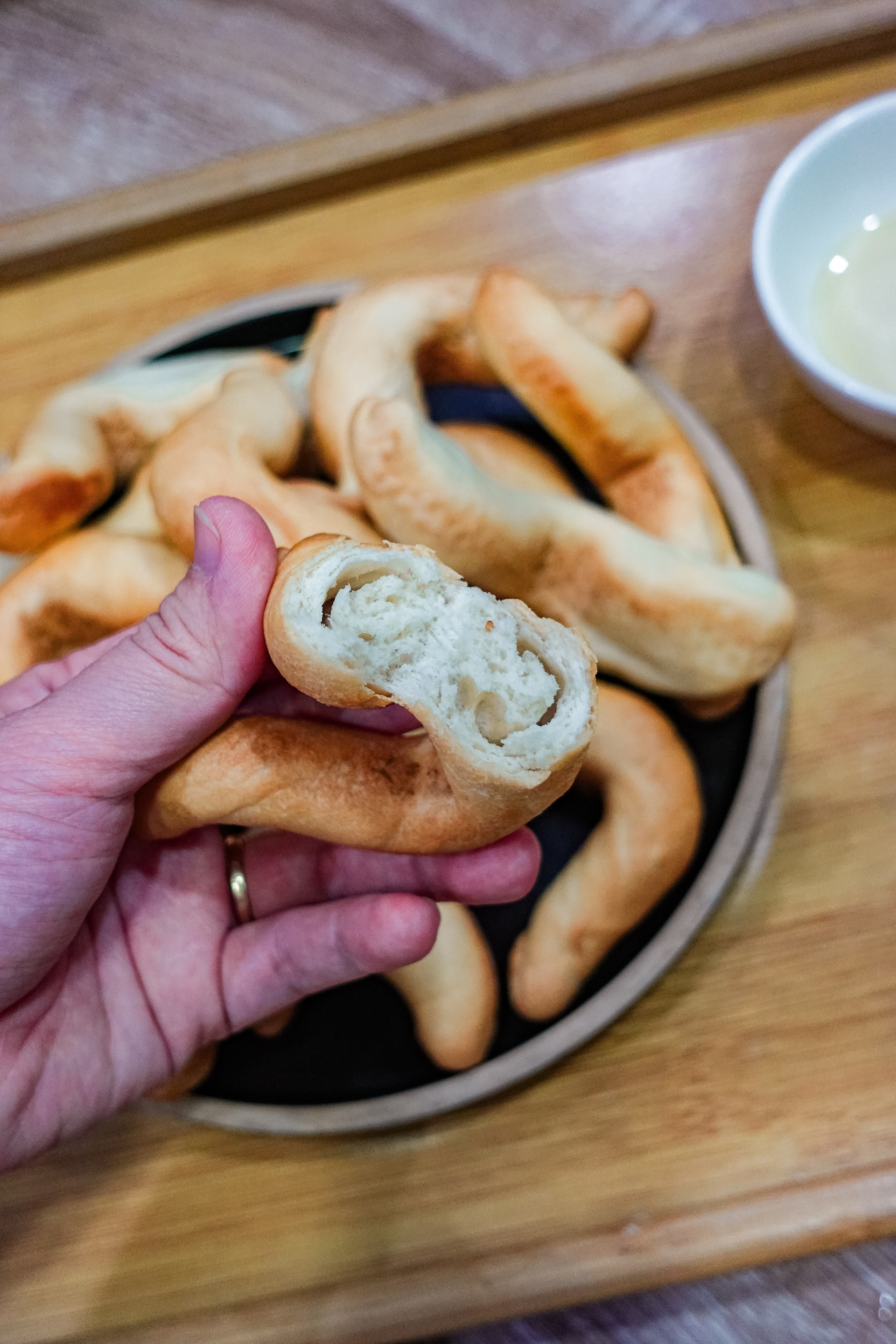 Khách xếp hàng như mua vàng, loại bánh mì "oằn tà là vằn" ở Hải Phòng có gì mà hot đến vậy?- Ảnh 7.