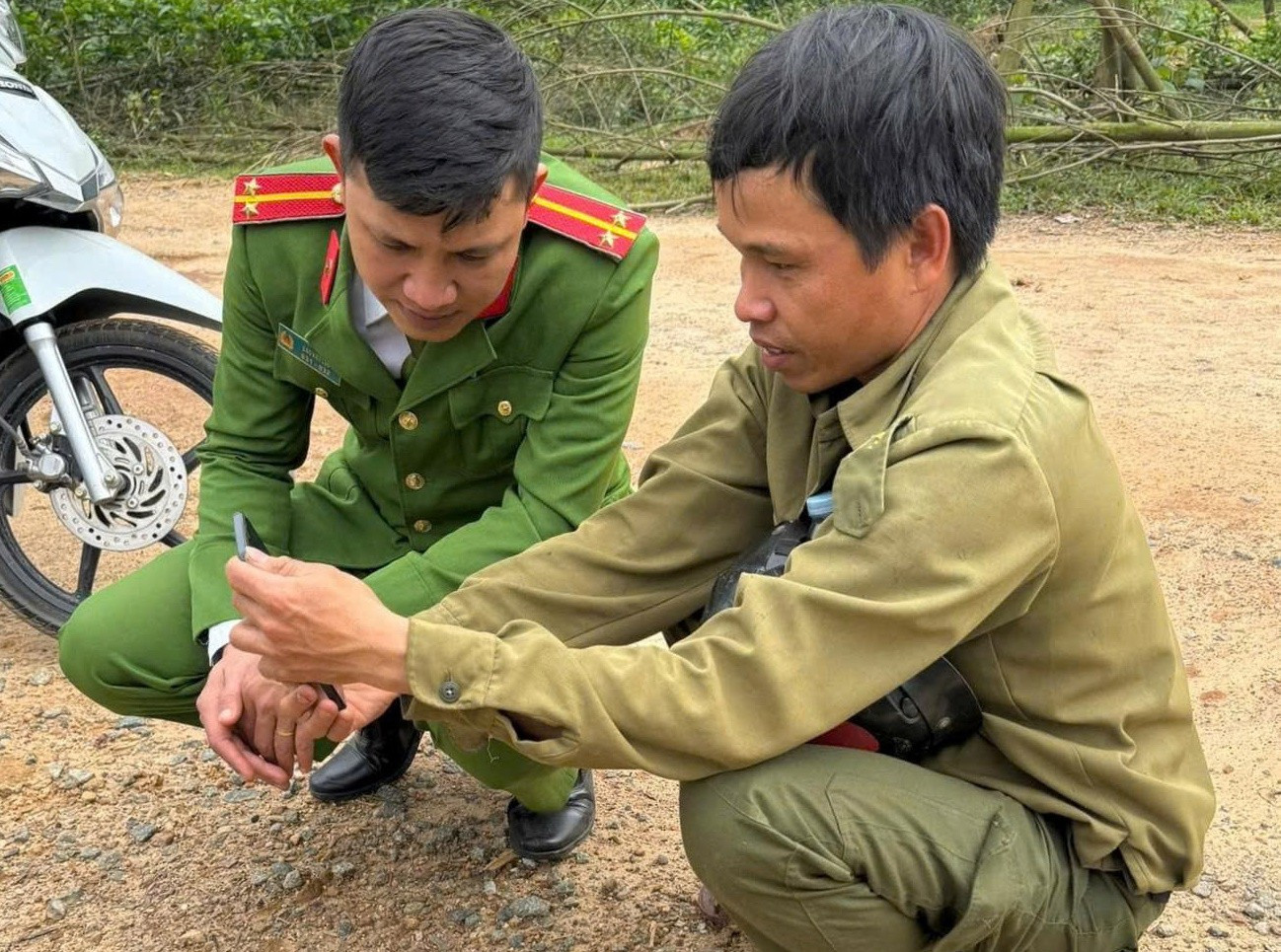 Mẹ mất tích, con trai dán thông báo lên xe máy rong ruổi tìm kiếm- Ảnh 1.