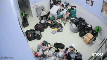 Phẫn nộ cảnh chồng vũ phu lao vào đấm, đạp vợ dã man lúc 2h50 sáng, hành động của cô gái chứng kiến gây chú ý- Ảnh 1.