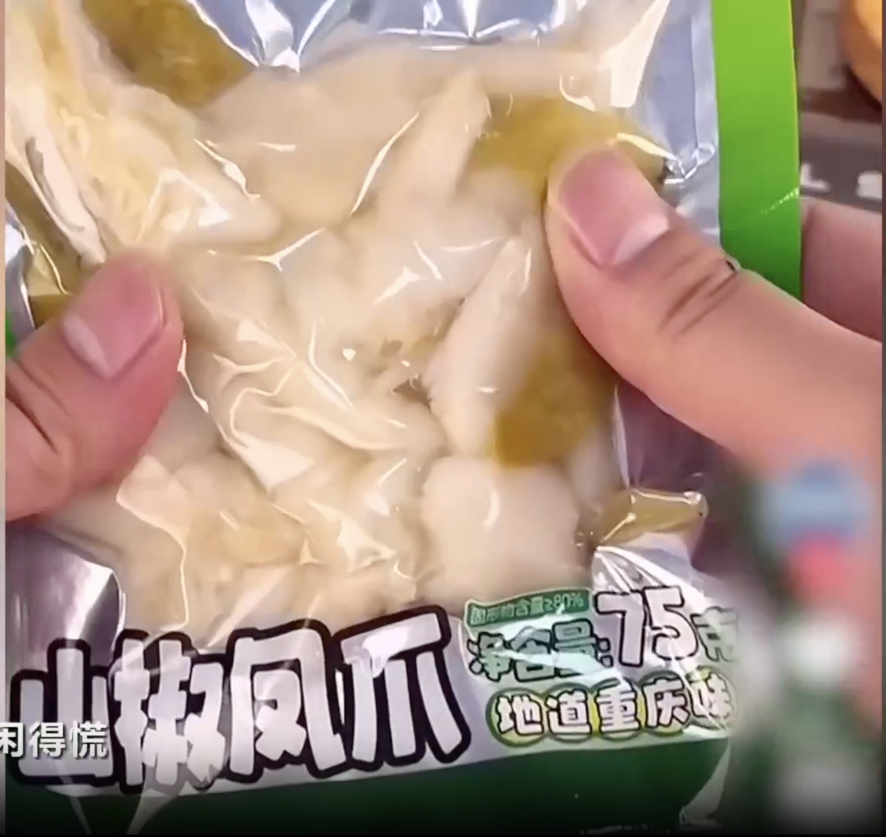 Bên trong xưởng sản xuất chân gà "hot trend" Trung Quốc: Tẩy trắng bằng oxy già và hàng tấn hoá chất, chân gà chất đống trên nền đất bẩn- Ảnh 2.