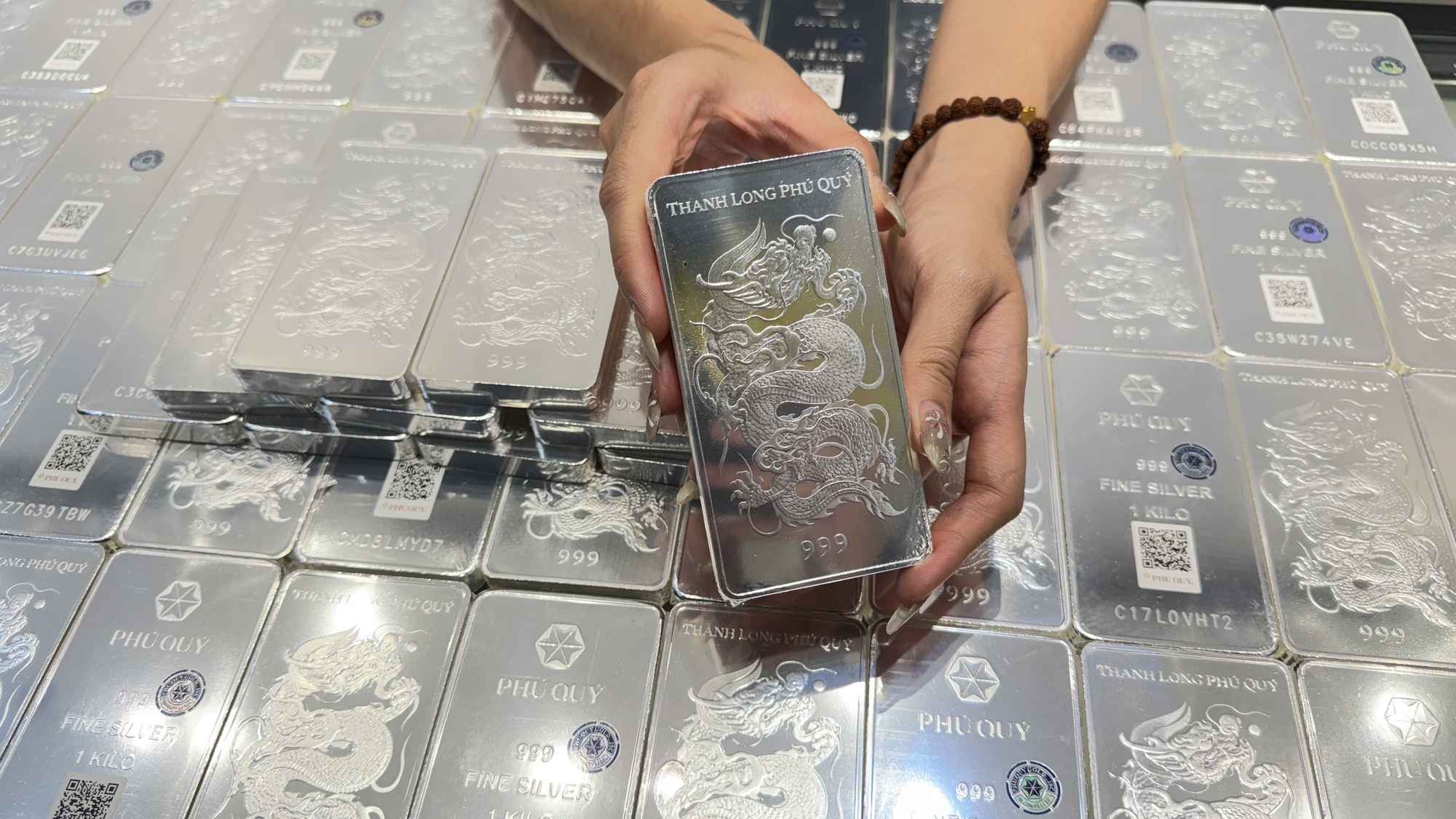 Giá bạc hôm nay 16-3: Giảm nhanh hơn thế giới, người mua bạc lại "méo mặt"- Ảnh 1.