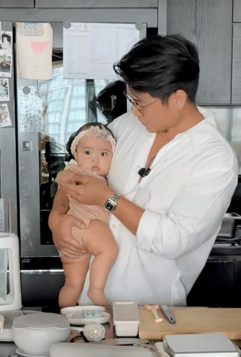 Bố bỉm Huy Trần nấu ăn dặm cho bé Gạo, ái nữ háu ăn đến mức đòi miếng khoai tây vừa hấp xong, khiến ai cũng bật cười- Ảnh 1.