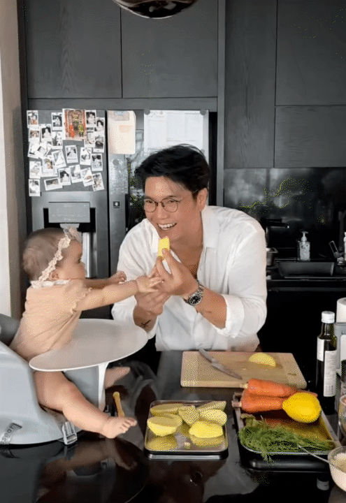 Bố bỉm Huy Trần nấu ăn dặm cho bé Gạo, ái nữ háu ăn đến mức đòi miếng khoai tây vừa hấp xong, khiến ai cũng bật cười- Ảnh 8.