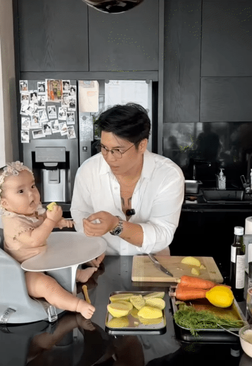 Bố bỉm Huy Trần nấu ăn dặm cho bé Gạo, ái nữ háu ăn đến mức đòi miếng khoai tây vừa hấp xong, khiến ai cũng bật cười- Ảnh 7.