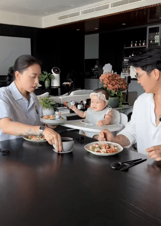 Bố bỉm Huy Trần nấu ăn dặm cho bé Gạo, ái nữ háu ăn đến mức đòi miếng khoai tây vừa hấp xong, khiến ai cũng bật cười- Ảnh 12.