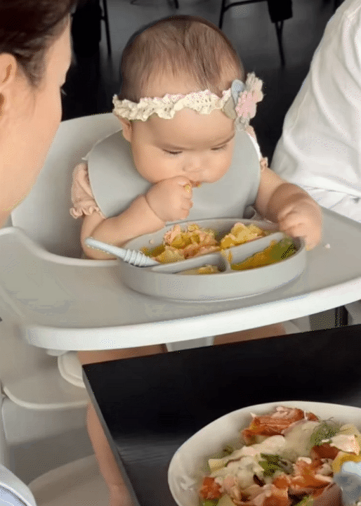 Bố bỉm Huy Trần nấu ăn dặm cho bé Gạo, ái nữ háu ăn đến mức đòi miếng khoai tây vừa hấp xong, khiến ai cũng bật cười- Ảnh 9.