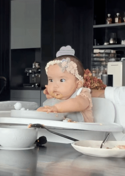 Bố bỉm Huy Trần nấu ăn dặm cho bé Gạo, ái nữ háu ăn đến mức đòi miếng khoai tây vừa hấp xong, khiến ai cũng bật cười- Ảnh 10.