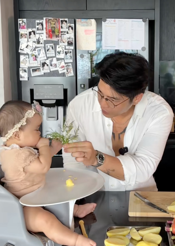 Bố bỉm Huy Trần nấu ăn dặm cho bé Gạo, ái nữ háu ăn đến mức đòi miếng khoai tây vừa hấp xong, khiến ai cũng bật cười- Ảnh 5.