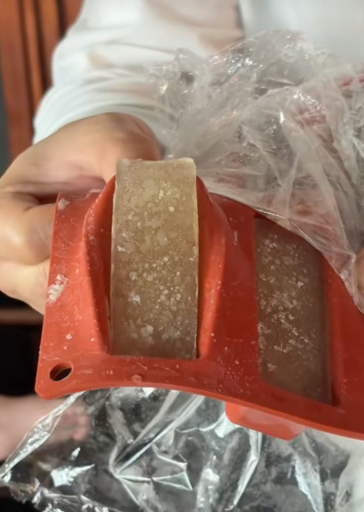 Bố bỉm Huy Trần nấu ăn dặm cho bé Gạo, ái nữ háu ăn đến mức đòi miếng khoai tây vừa hấp xong, khiến ai cũng bật cười- Ảnh 3.