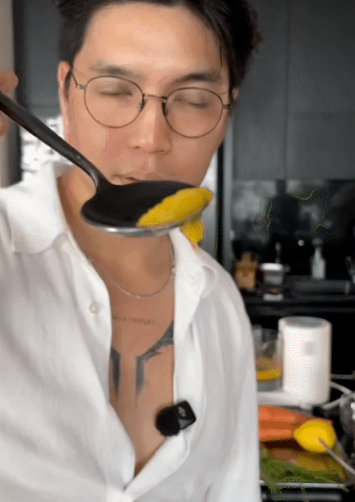 Bố bỉm Huy Trần nấu ăn dặm cho bé Gạo, ái nữ háu ăn đến mức đòi miếng khoai tây vừa hấp xong, khiến ai cũng bật cười- Ảnh 4.