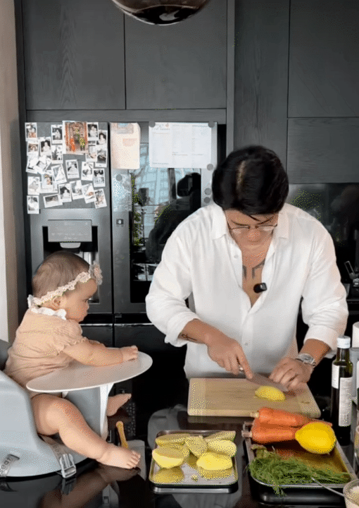 Bố bỉm Huy Trần nấu ăn dặm cho bé Gạo, ái nữ háu ăn đến mức đòi miếng khoai tây vừa hấp xong, khiến ai cũng bật cười- Ảnh 6.
