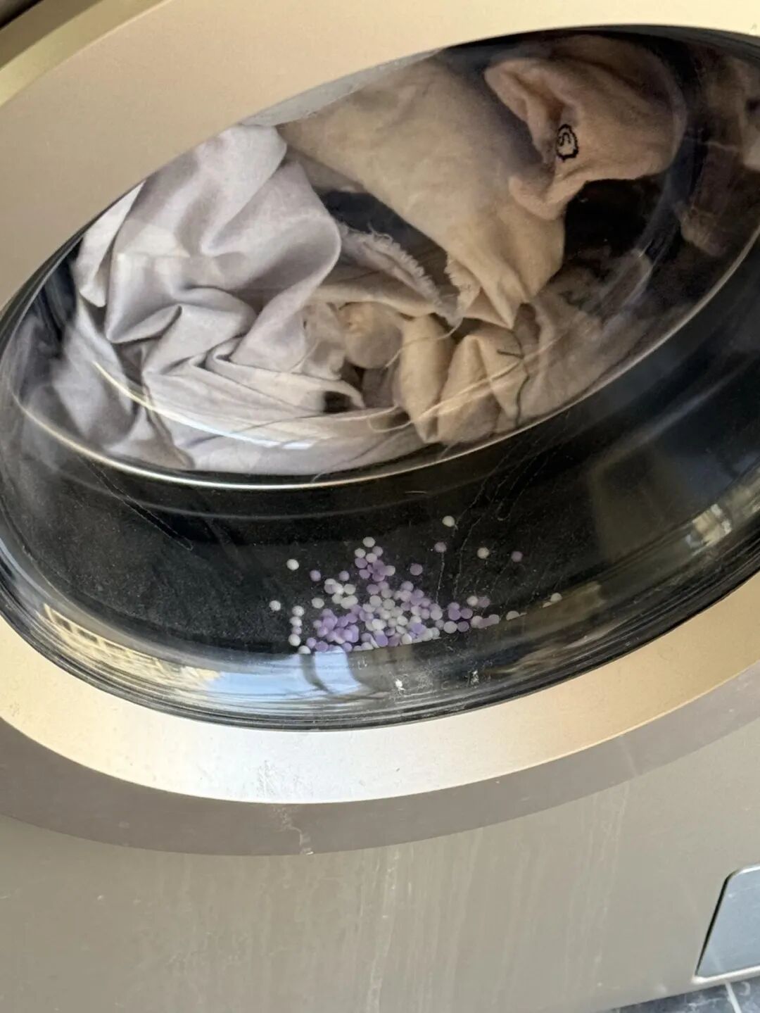 Sống hơn 30 năm tôi mới biết 6 cách dùng máy giặt cửa trước đúng chuẩn: Quần áo sạch hơn, không còn mùi và tiết kiệm điện nước rõ rệt - Ảnh 4.