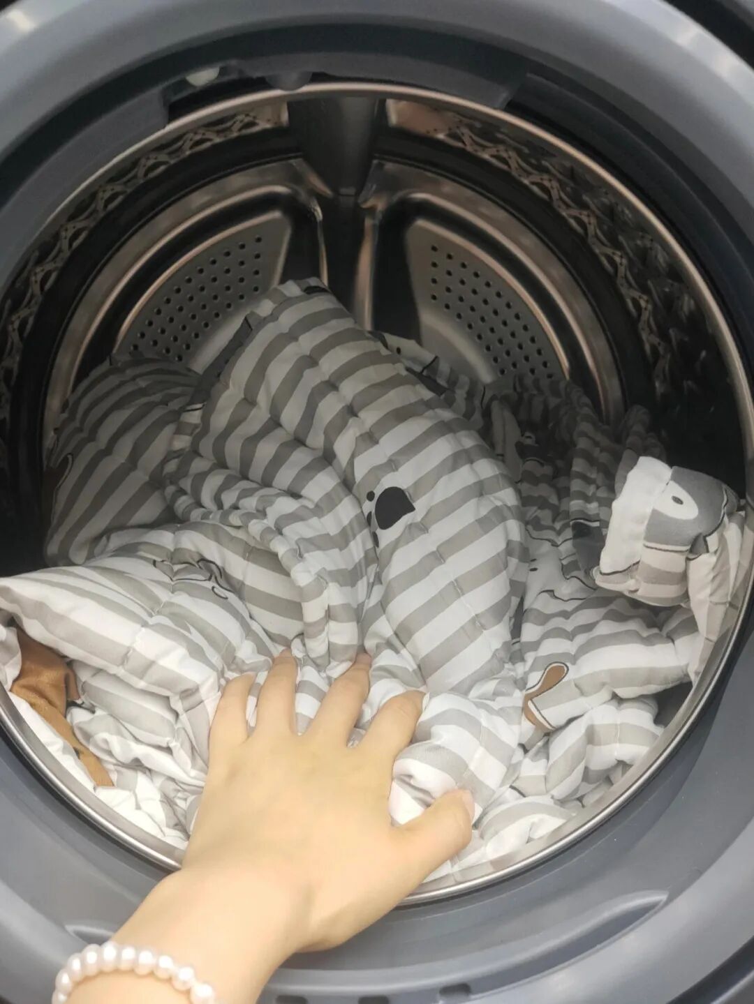 Sống hơn 30 năm tôi mới biết 6 cách dùng máy giặt cửa trước đúng chuẩn: Quần áo sạch hơn, không còn mùi và tiết kiệm điện nước rõ rệt - Ảnh 3.