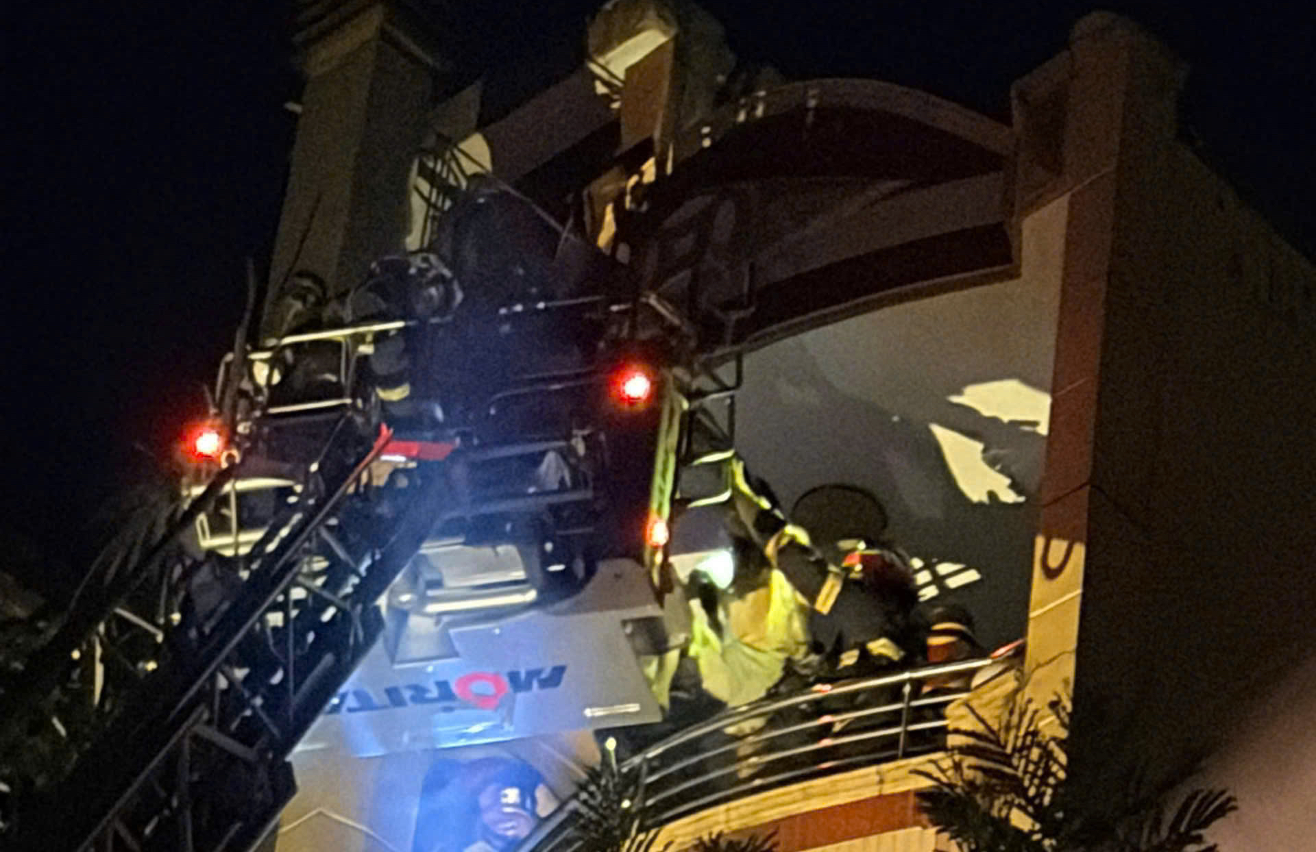 Cháy nhà 6 tầng ở TPHCM: Cứu 5 người an toàn trong vụ hỏa hoạn lớn - Ảnh 1.