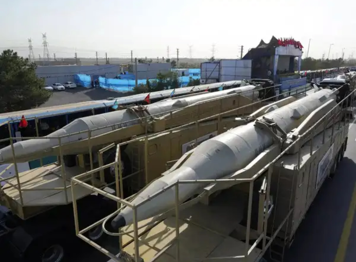 Iran lần đầu tiên phóng “tên lửa khiêu vũ” tấn công Mỹ - Israel - Ảnh 1.