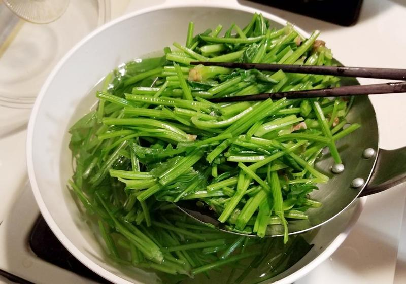 Loại rau được ví như “mỹ phẩm tự nhiên”, giúp da sáng, giảm tàn nhang, dưỡng tóc đen và bóng hơn, chợ Việt bán rất rẻ - Ảnh 1.