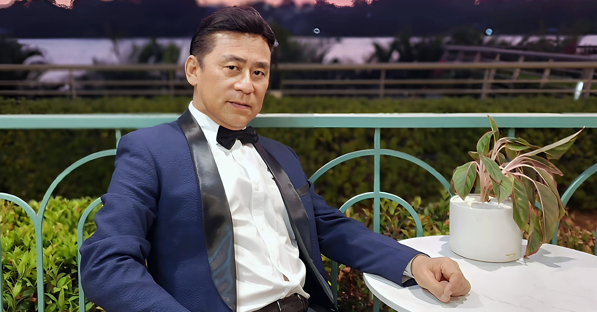 "Ông hoàng nhạc đỏ" nổi tiếng miền Nam: Mặn nồng bên vợ diễn viên, có cả nhà phố lẫn biệt thự 3000m2- Ảnh 1.