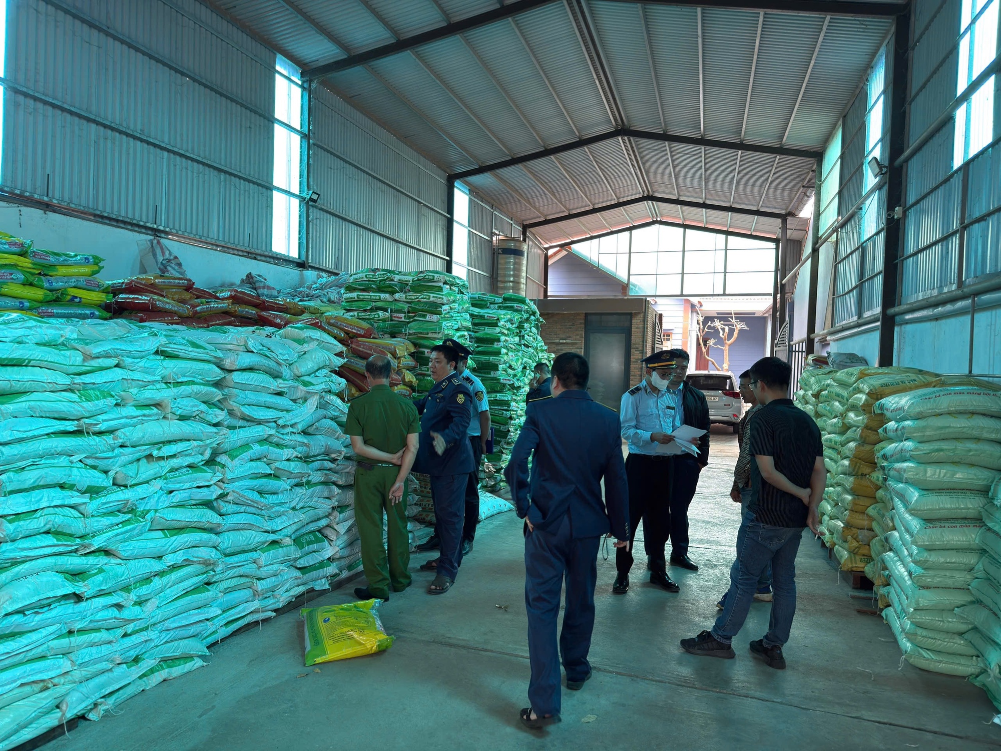 Một hộ kinh doanh vừa bị chuyển hồ sơ sang công an: Tang vật lên tới gần 90 tấn - Ảnh 2.