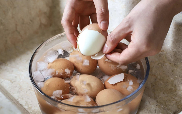 Luộc trứng đừng chỉ cho nước: Thêm 1 thìa này vào, bóc vỏ trơn tuồn tuột mà không bị nứt- Ảnh 2.