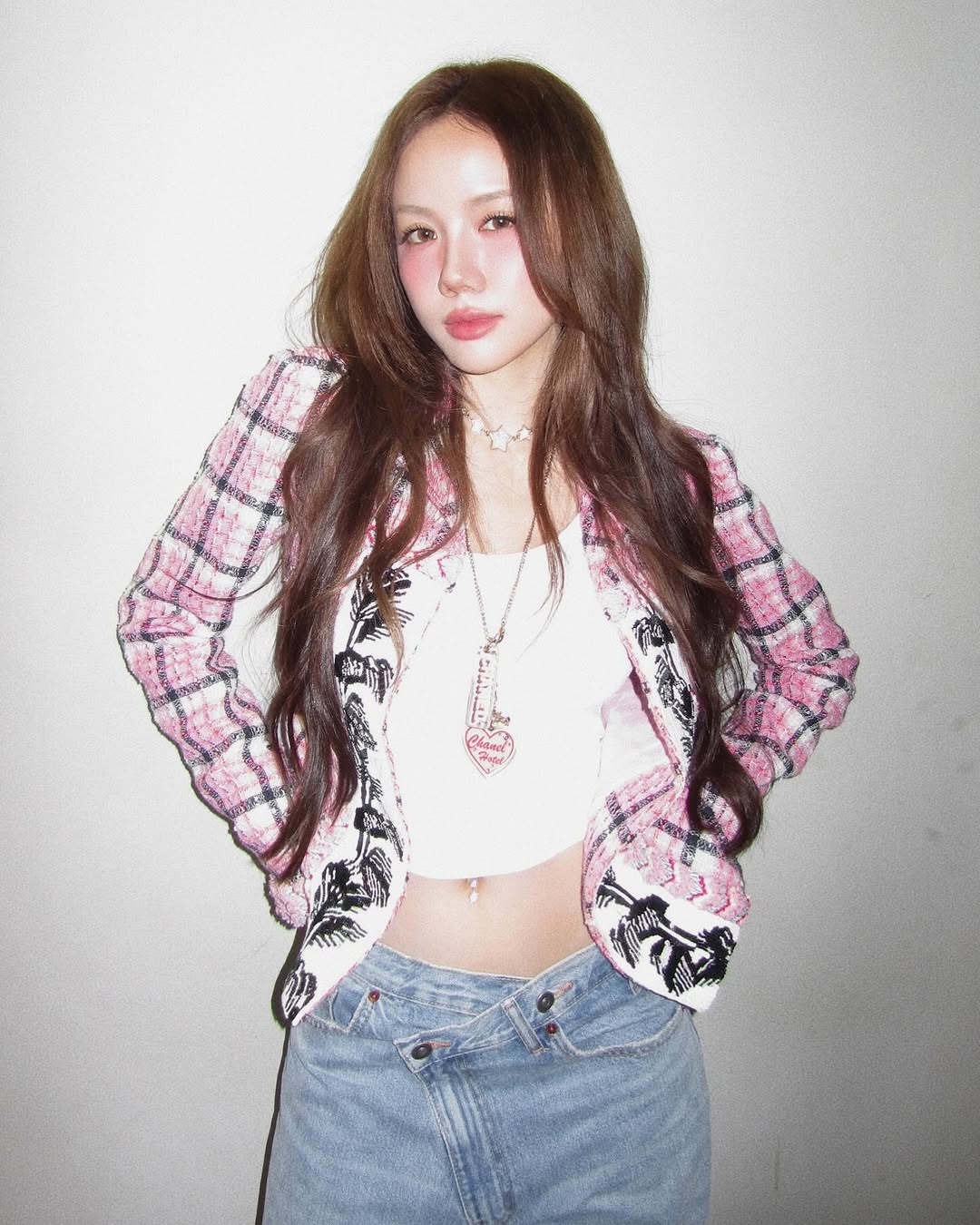 Style “gái phố” của Phương Ly: da nâu, váy ngắn và vibe cool-girl cuốn cực - Ảnh 12.