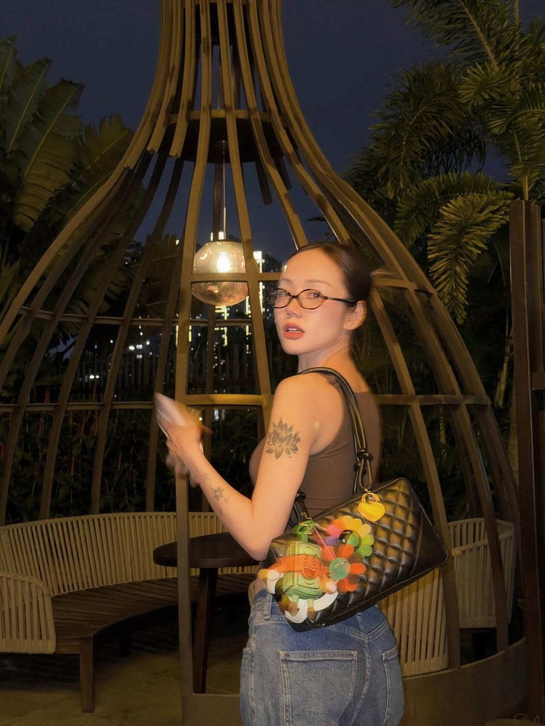 Style “gái phố” của Phương Ly: da nâu, váy ngắn và vibe cool-girl cuốn cực - Ảnh 9.