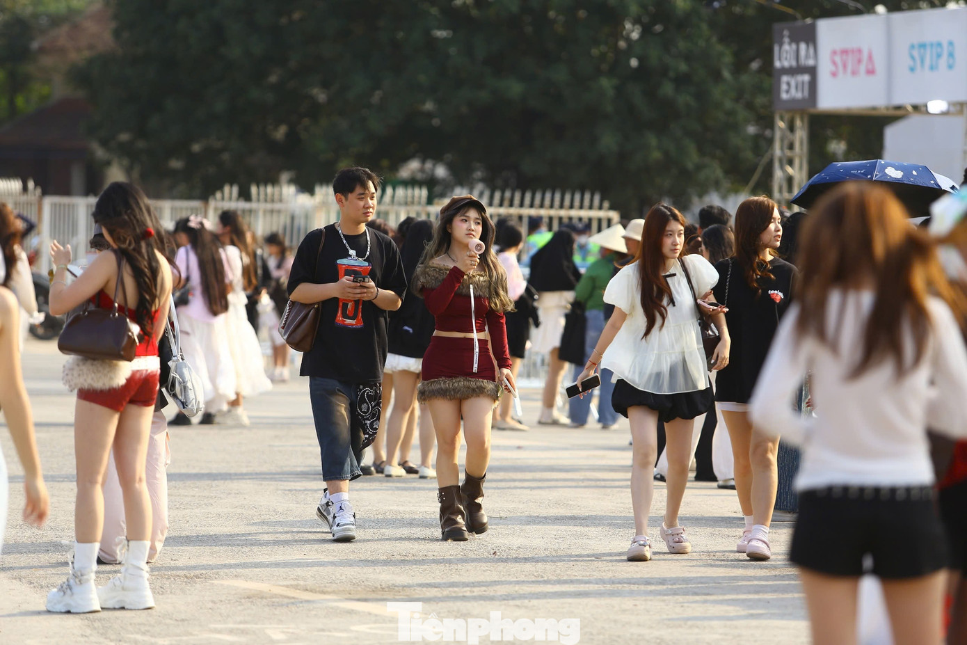 Biển người đổ về Mỹ Đình- Ảnh 2.