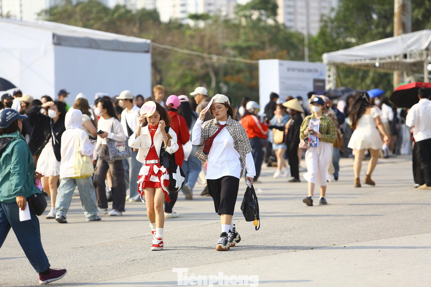 Biển người đổ về Mỹ Đình- Ảnh 3.