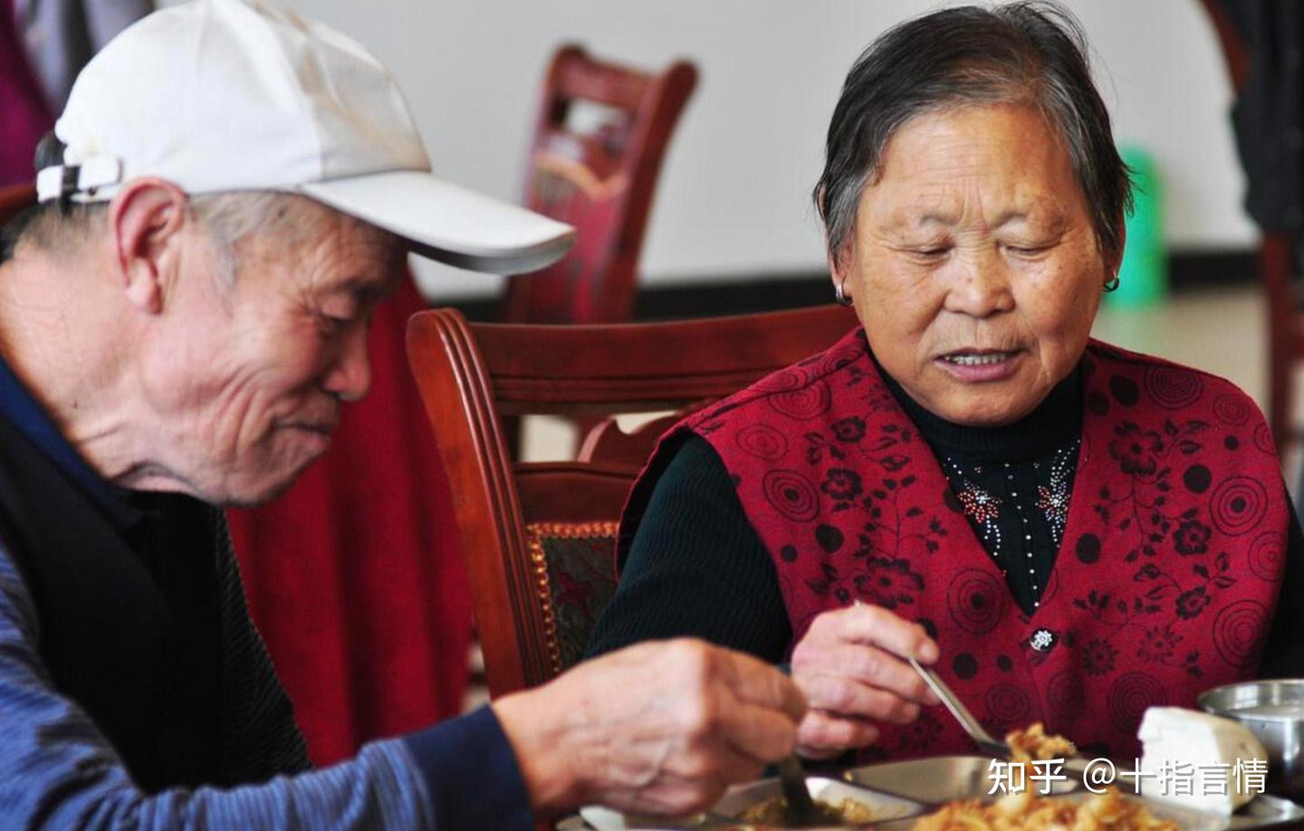 Hai người hàng xóm cùng tiết kiệm: Một người để dưỡng già, một người dồn cho con và cái kết khiến ai cũng phải nghĩ lại- Ảnh 2.