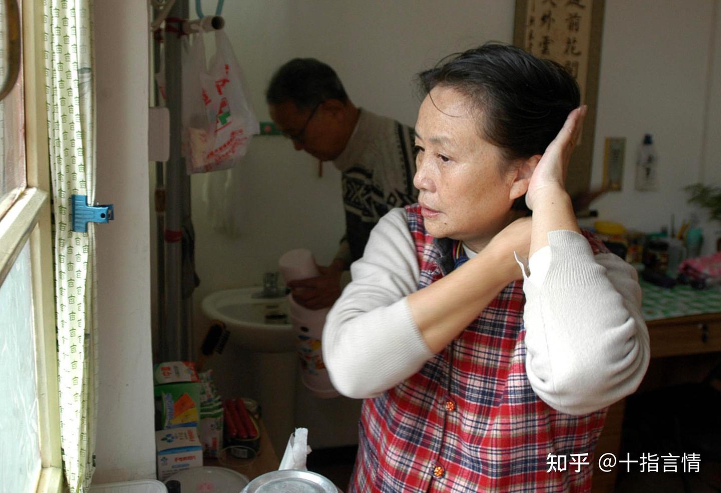 Hai người hàng xóm cùng tiết kiệm: Một người để dưỡng già, một người dồn cho con và cái kết khiến ai cũng phải nghĩ lại- Ảnh 3.