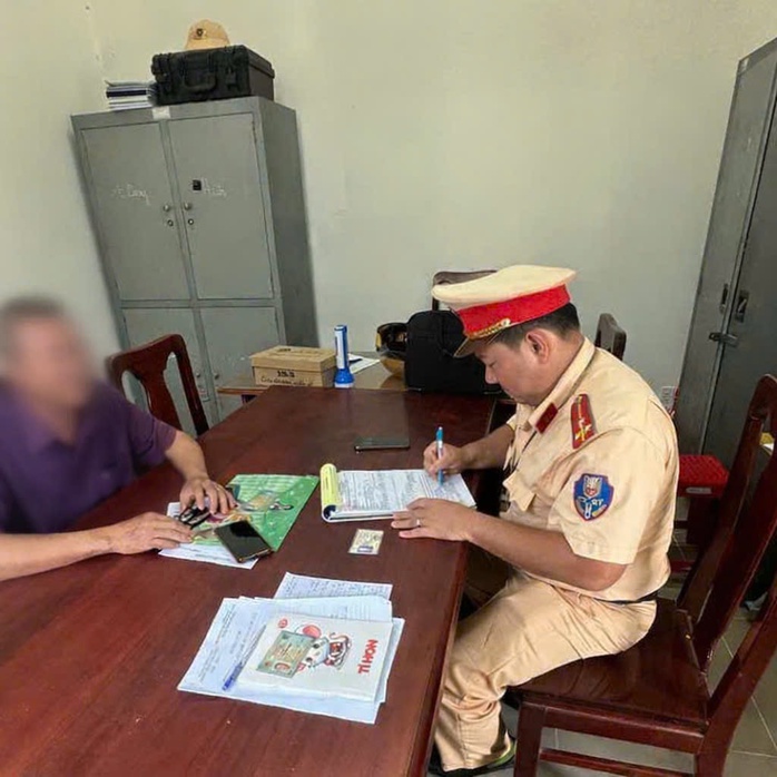 Từ clip người dân đăng tải, Công an Tây Ninh xử phạt tài xế xe tải chạy ngược chiều- Ảnh 1.