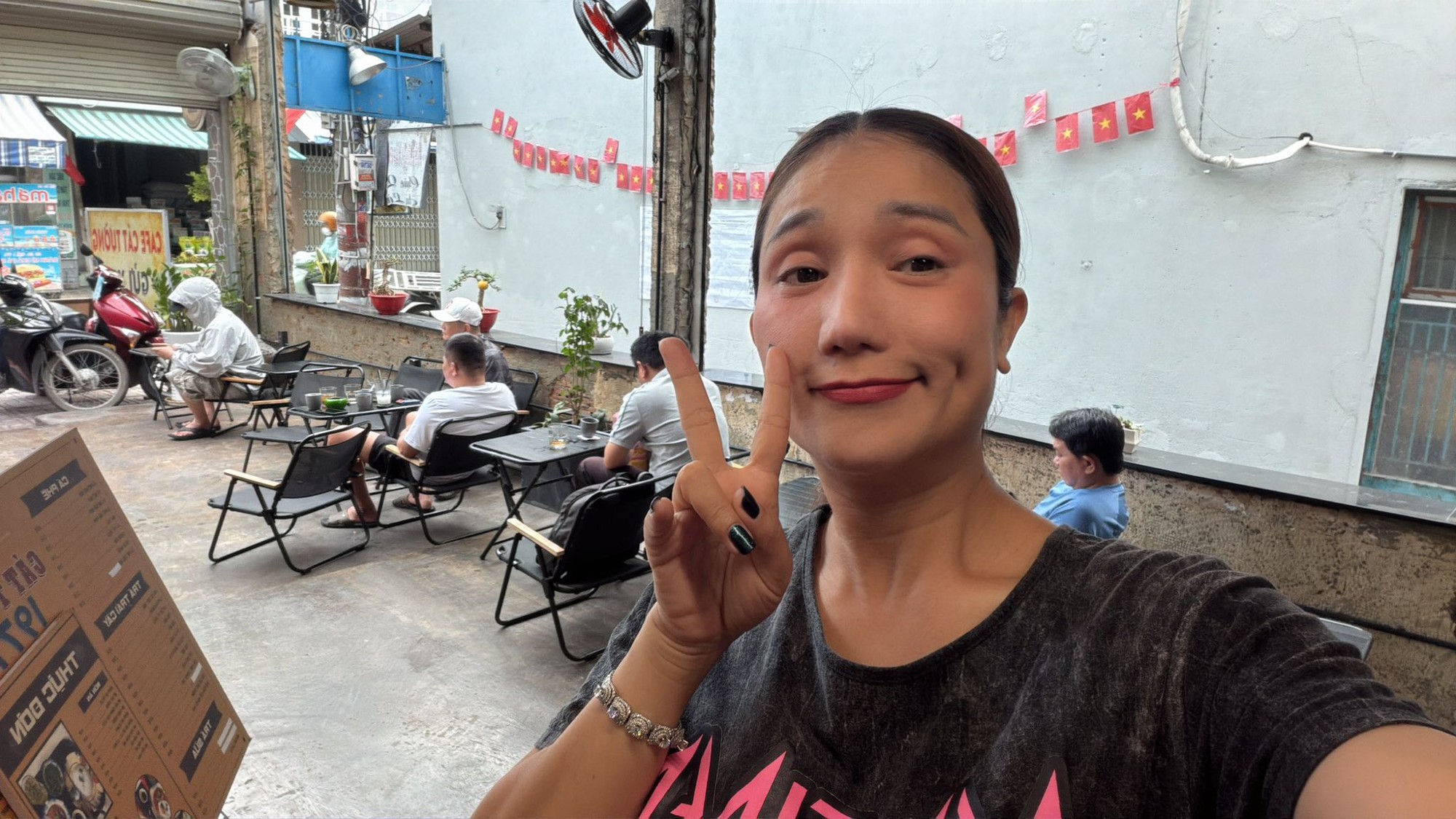 Cận cảnh nơi bán cafe 25 nghìn một ly ở Gò Vấp của mẹ đơn thân là NSƯT nổi tiếng miền Nam một thời - Ảnh 4.