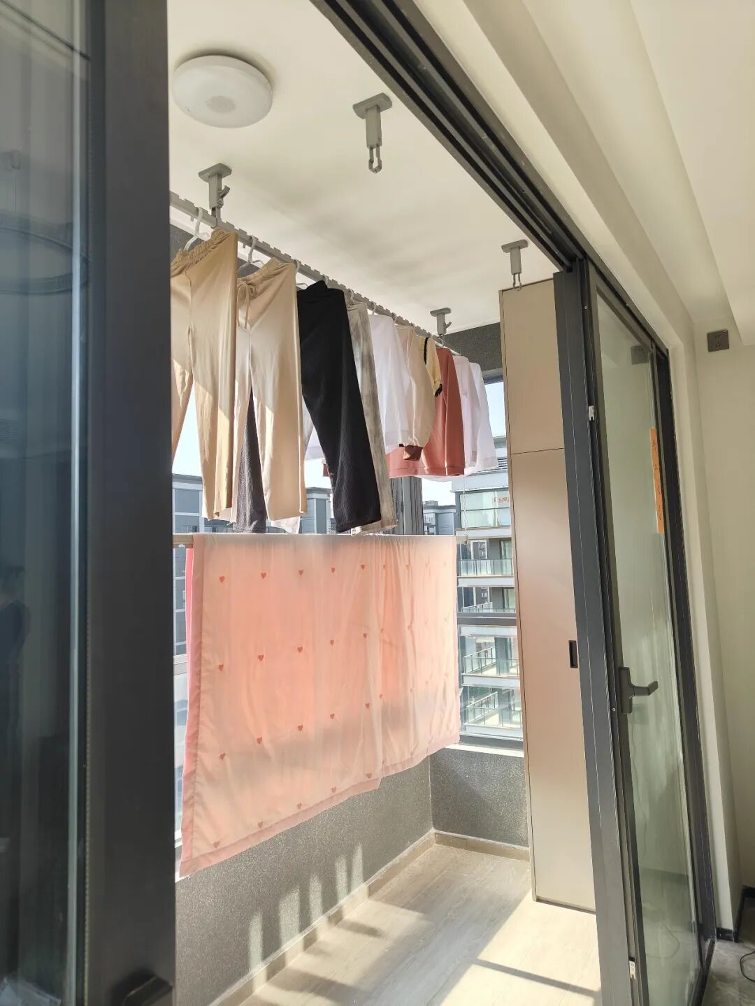 Một ngôi nhà có thể sạch đến mức nào? Nhìn căn nhà của người phụ nữ 50 tuổi, tôi hiểu: Sạch thật sự là nhờ 10 thói quen này - Ảnh 6.