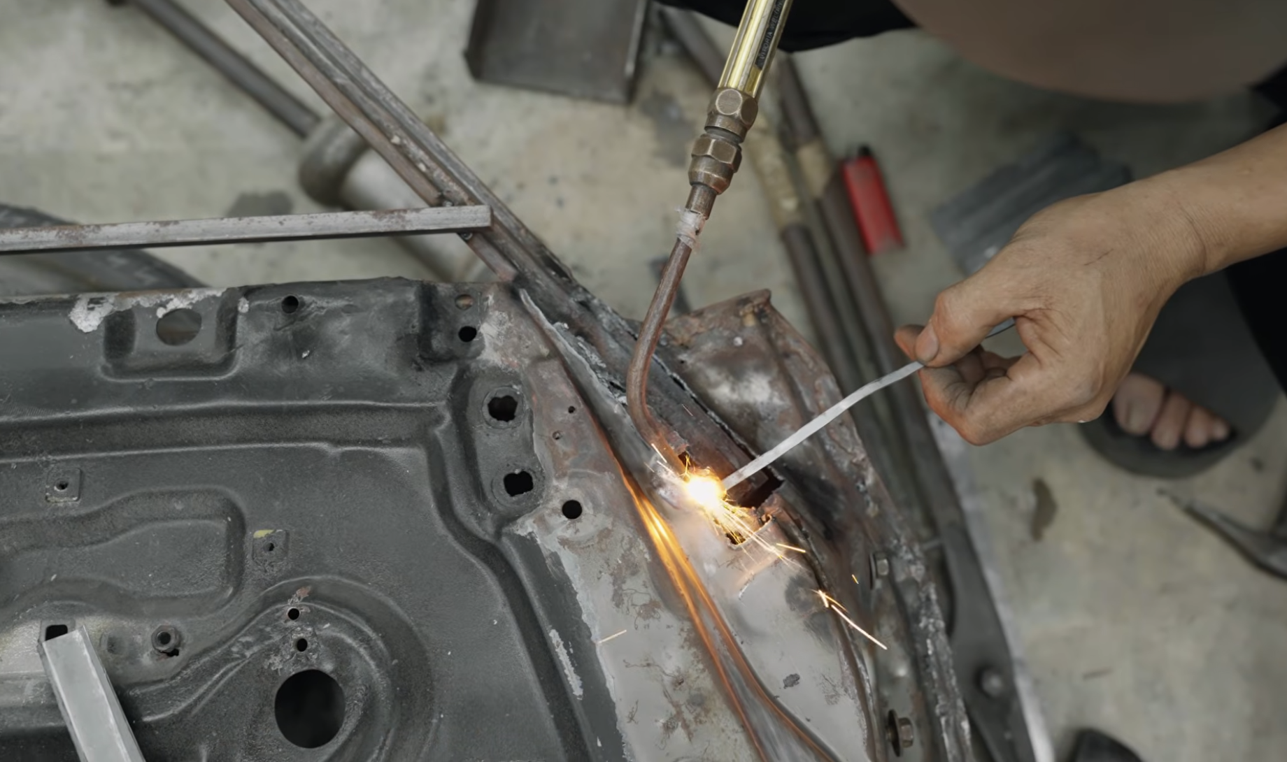 Dân chơi Việt 'hồi sinh' Toyota Corolla Crown hơn 45 tuổi: Cắt, hàn từ từng chi tiết nhỏ, lắp màn hình lớn, sơn màu như trên 'Mẹc G'- Ảnh 2.