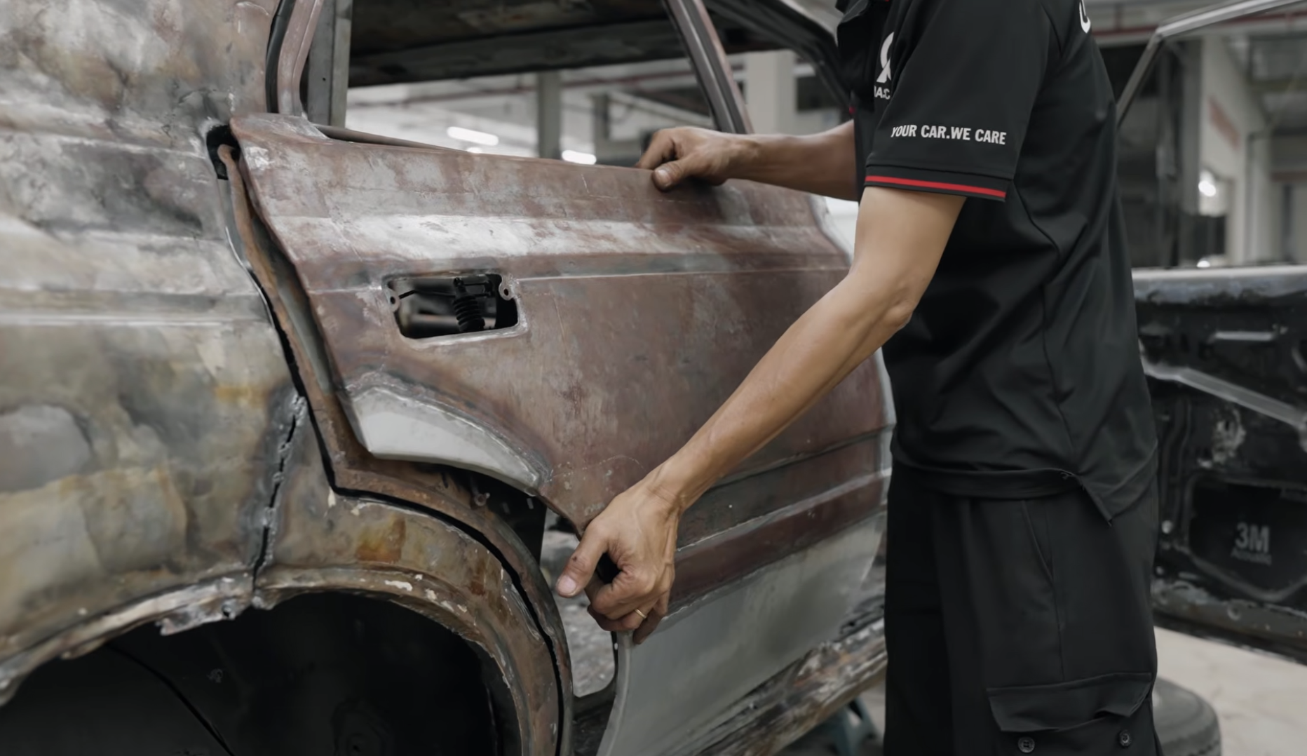 Dân chơi Việt 'hồi sinh' Toyota Corolla Crown hơn 45 tuổi: Cắt, hàn từ từng chi tiết nhỏ, lắp màn hình lớn, sơn màu như trên 'Mẹc G'- Ảnh 3.