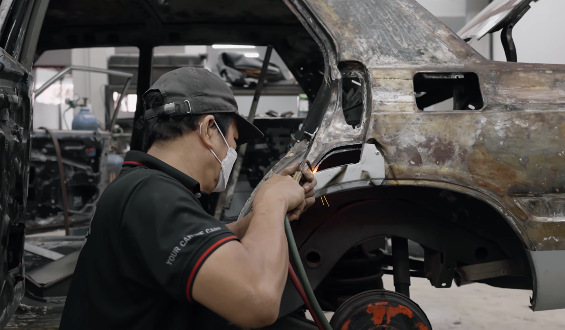 Dân chơi Việt 'hồi sinh' Toyota Corolla Crown hơn 45 tuổi: Cắt, hàn từ từng chi tiết nhỏ, lắp màn hình lớn, sơn màu như trên 'Mẹc G'- Ảnh 4.