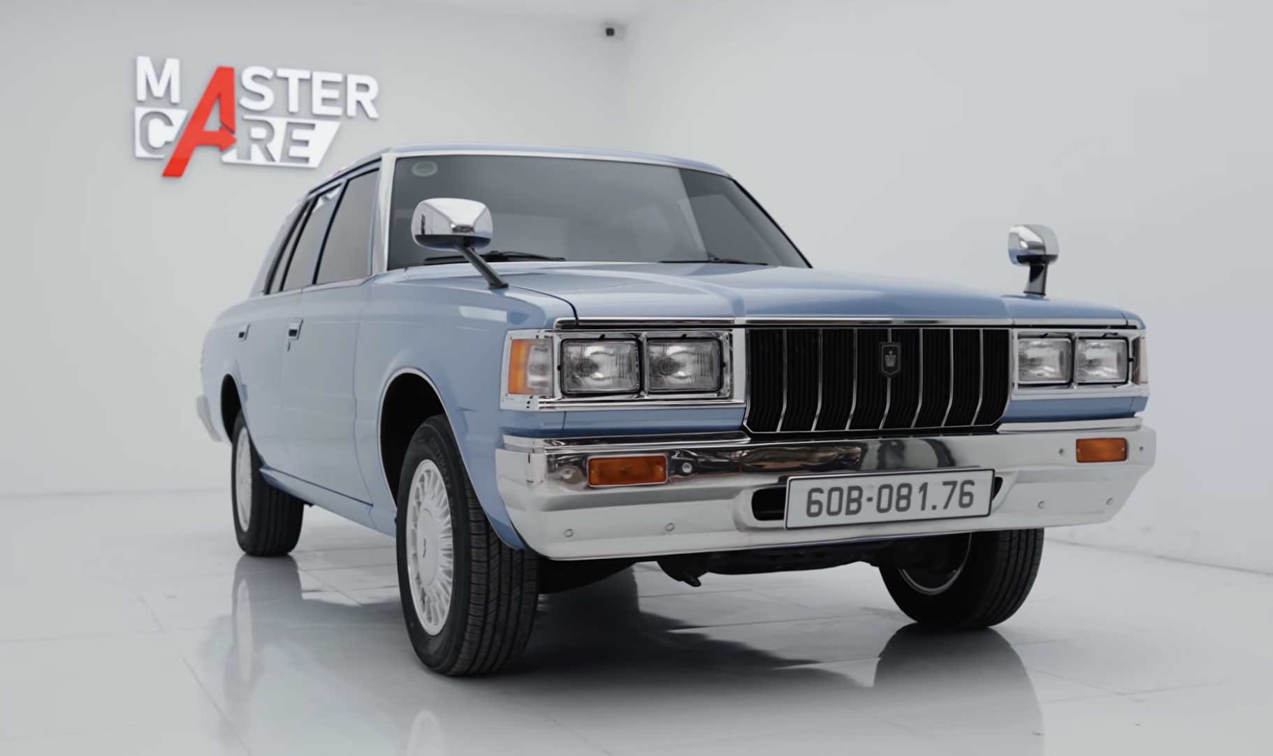 Dân chơi Việt 'hồi sinh' Toyota Corolla Crown hơn 45 tuổi: Cắt, hàn từ từng chi tiết nhỏ, lắp màn hình lớn, sơn màu như trên 'Mẹc G'- Ảnh 1.