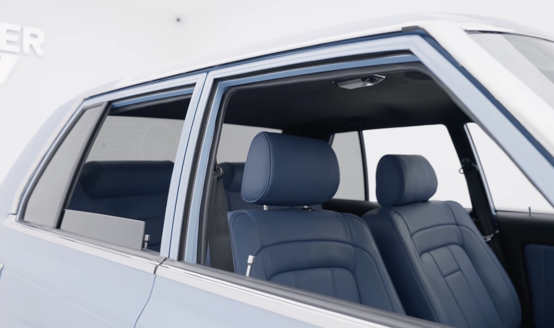 Dân chơi Việt 'hồi sinh' Toyota Corolla Crown hơn 45 tuổi: Cắt, hàn từ từng chi tiết nhỏ, lắp màn hình lớn, sơn màu như trên 'Mẹc G'- Ảnh 9.